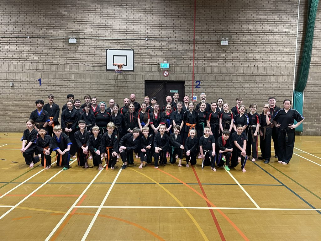 Large group photo of USKO students in a sports hall