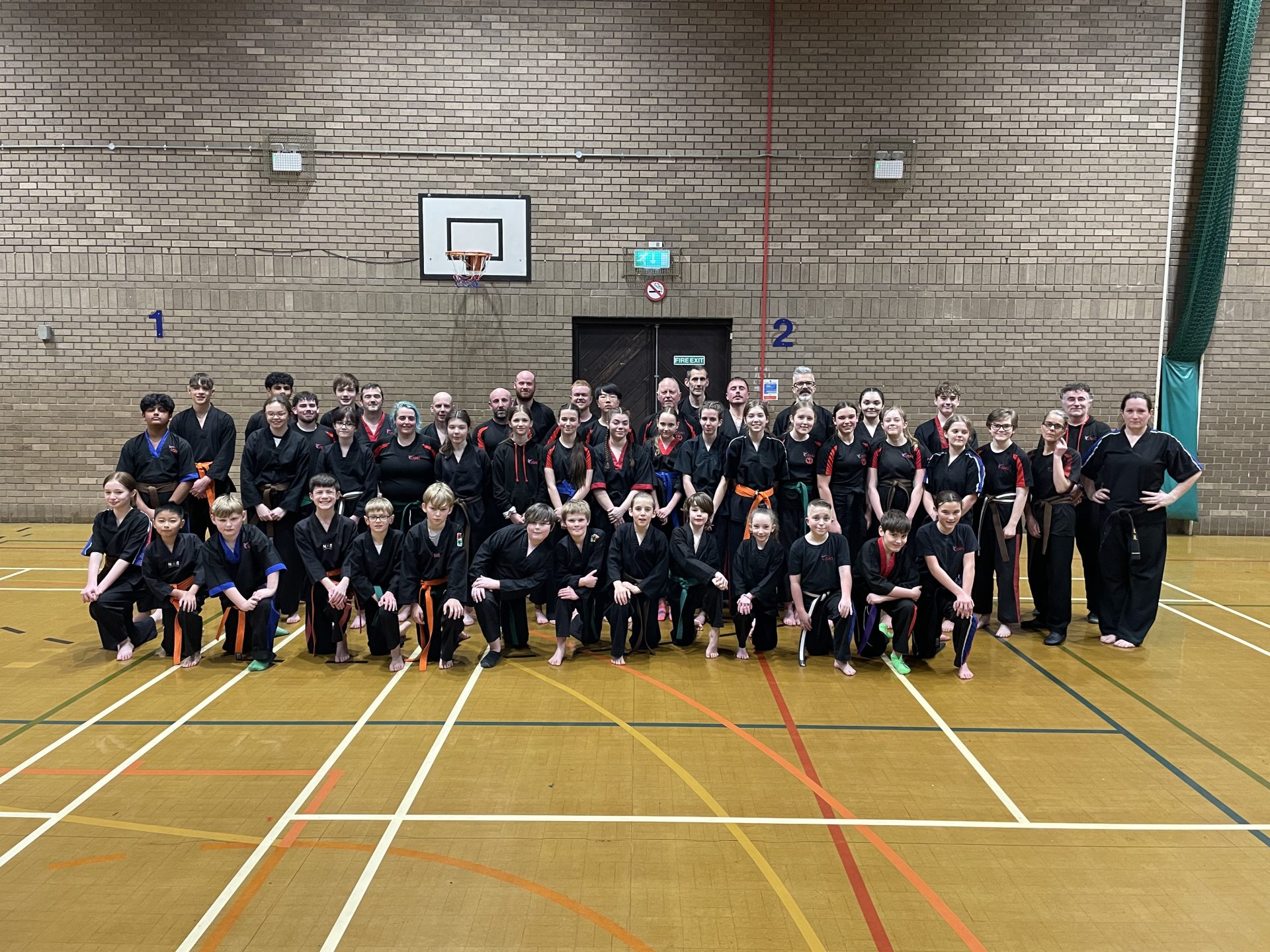Large group photo of USKO students in a sports hall